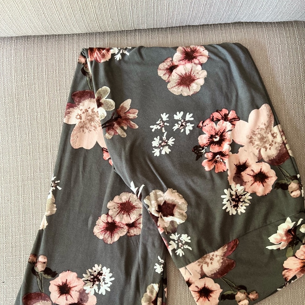 Floral maternity pants in Medium